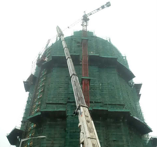 威海市吊车在工地上作业